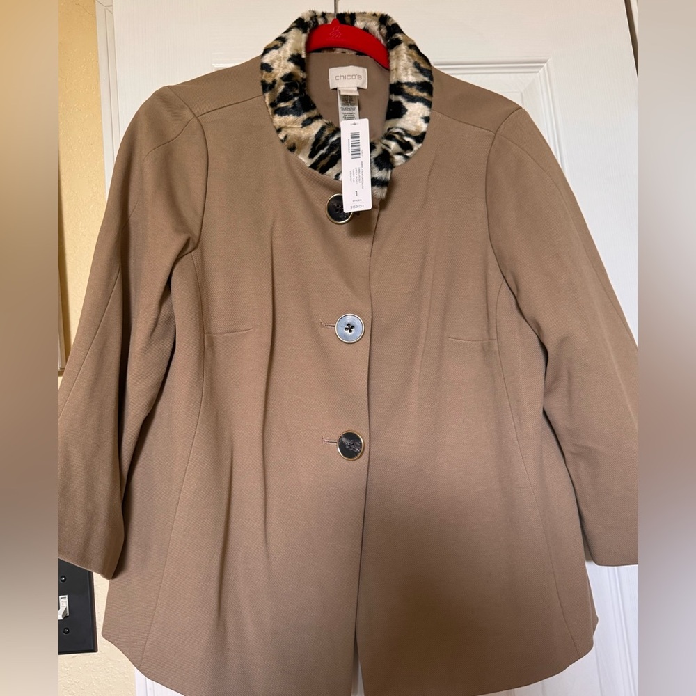 Chicos faux fur collar, 3/4 sleeve Jacket size 1, women’s size 8-10. Tan
